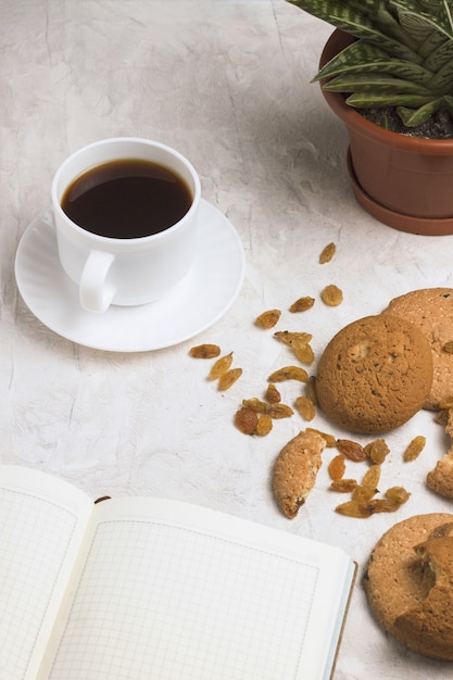 Arbeiten Wochentage Tagebuch Cookies Blume in einem Topf auf hellem Hintergrund