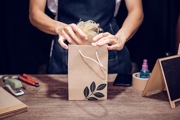 Arbeiten zu Hause Konzept Verpackungsprodukt in Papiertüte Nahaufnahme