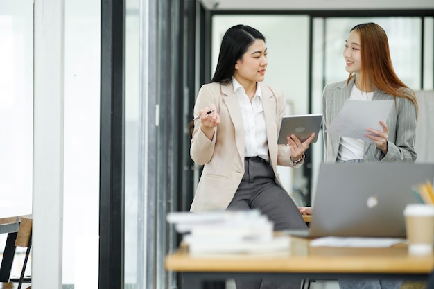 Arbeitende Frauen diskutieren Arbeit und planen neue Geschäftspläne, tauschen Ideen mit Kollegen aus