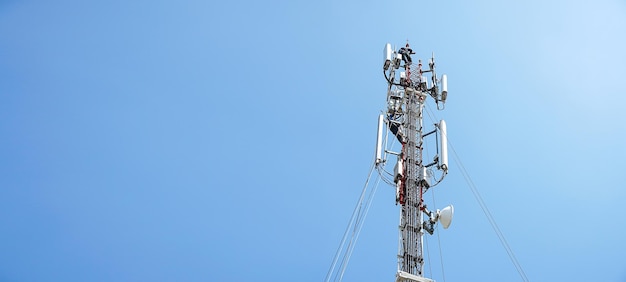 Arbeiter arbeiten am 5g-Antennenturm, um einen Techniker für Mobilfunkantennen zu warten