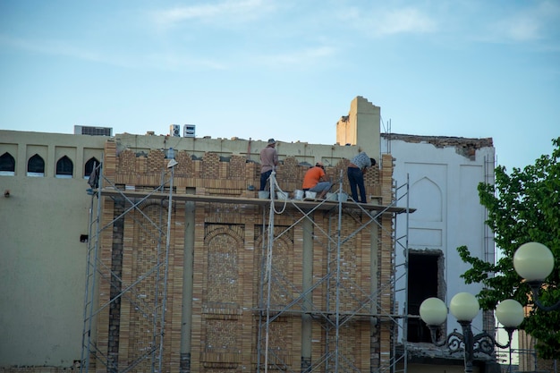 Arbeiter arbeiten am Bau eines Gebäudes im alten Stil