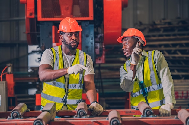 Arbeiter arbeiten in der Fabrik Ingenieur Arbeiter Fähigkeiten Qualität Instandhaltungstraining Industrie Fabrikarbeiter Lager Werkstatt für Fabrikbetreiber Maschinenbauteam Produktion