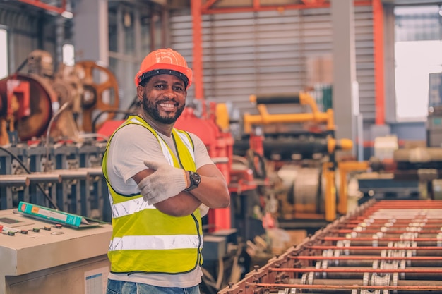 Arbeiter arbeiten in der Fabrik Ingenieur Arbeiter Fähigkeiten Qualität Instandhaltungstraining Industrie Fabrikarbeiter Lager Werkstatt für Fabrikbetreiber Maschinenbauteam Produktion