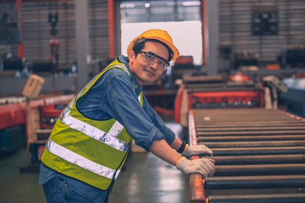 Arbeiter arbeiten in der Fabrik Ingenieur Arbeiter Fähigkeiten Qualität Instandhaltungstraining Industrie Fabrikarbeiter Lager Werkstatt für Fabrikbetreiber Maschinenbauteam Produktion