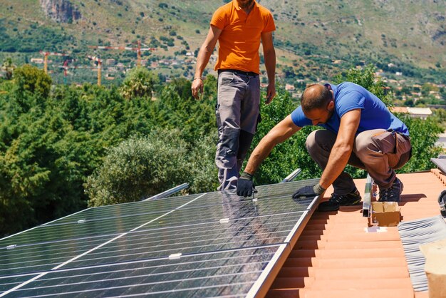 Arbeiter bauen Energiesystem mit Sonnenkollektor für Strom zusammen