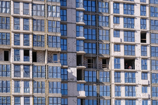 Arbeiter bauen moderne Gebäude Nahaufnahme eines Fensterfotos in hoher Qualität