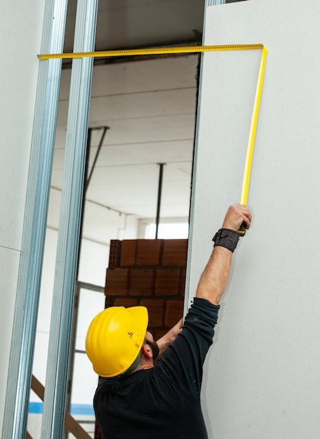 Arbeiter baut eine Gipskartonwand