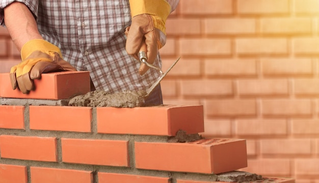 Arbeiter baut eine Mauer im Haus