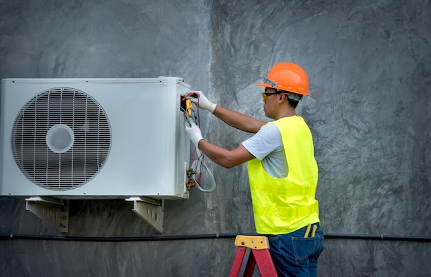 Arbeiter bei der Reparatur von Klimaanlagen
