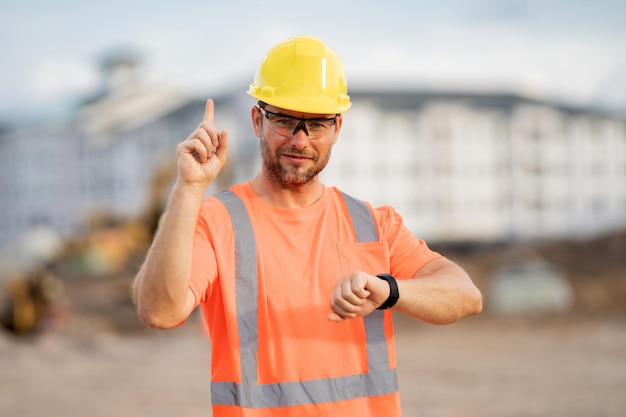 Arbeiter beim Bau von Uniformen auf dem Hintergrund des Baus von Gebäuden Erbauer am Baustellenmann