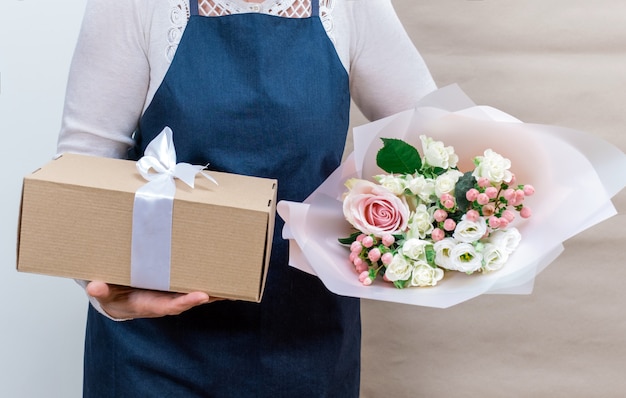 Arbeiter Blume rosa Lieferservice Packtasche Box Schürze Packer Versand online geöffnet