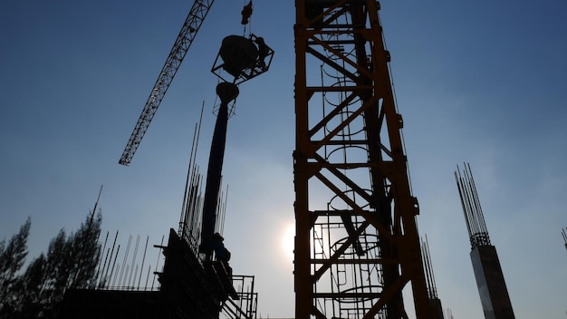 Arbeiter, der auf der baustelle arbeitet, legte der arbeiter zement verstärkt in die form