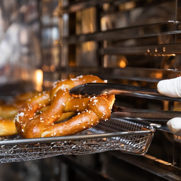 Foto arbeiter, der brezel herausnimmt