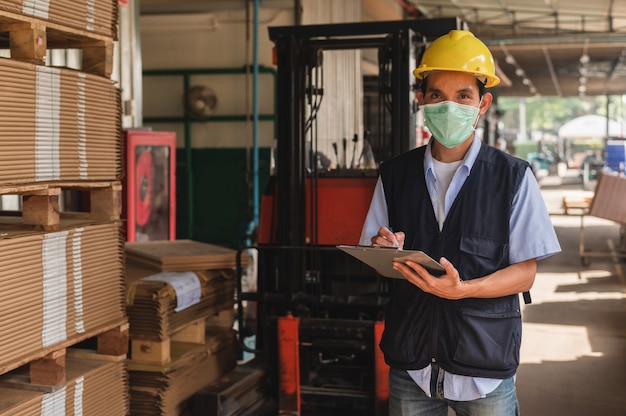 Arbeiter, der den Rohstoffbestand in der Fabrik überprüft