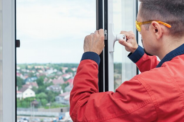 Arbeiter, der ein Fenster einrichtet