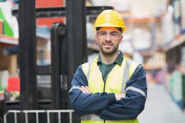 Arbeiter, der Hardhat und Eyewear trägt