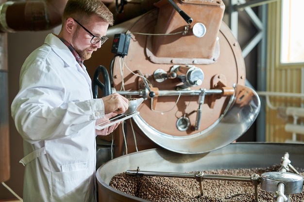 Arbeiter, der Kaffee in der Fabrik röstet