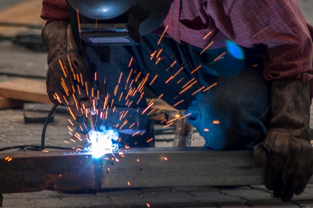 Arbeiter, der Metall in der Werkstatt schweißt