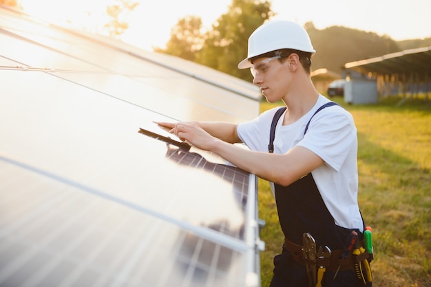 Arbeiter, der Sonnenkollektoren im Freien installiert