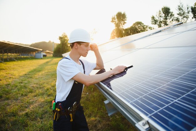 Arbeiter, der Sonnenkollektoren im Freien installiert