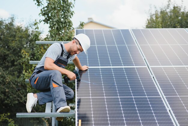 Arbeiter, der Sonnenkollektoren im Freien installiert