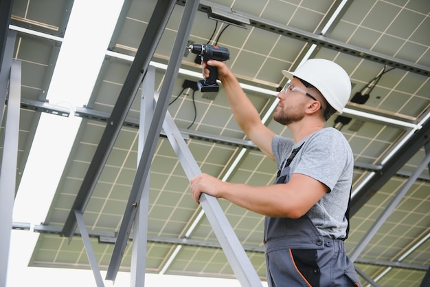 Arbeiter, der Sonnenkollektoren im Freien installiert