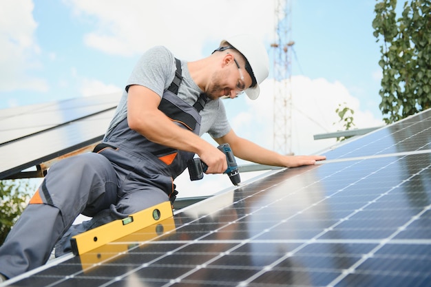 Arbeiter, der Sonnenkollektoren im Freien installiert