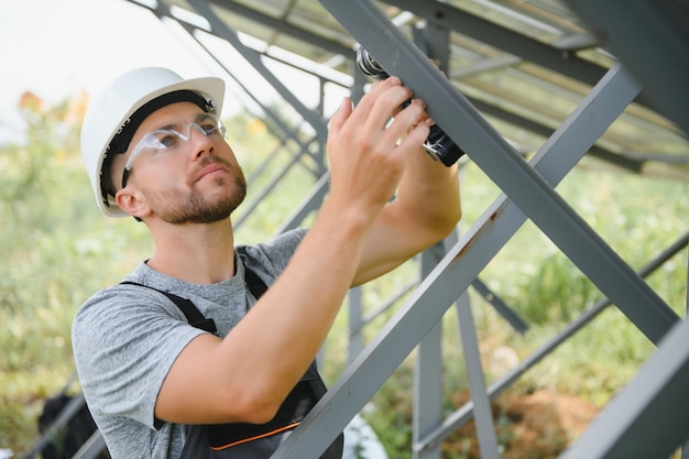Arbeiter, der Sonnenkollektoren im Freien installiert