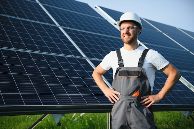 Arbeiter, der Sonnenkollektoren im Freien installiert