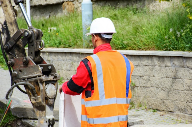 Arbeiter, der Straßenreparaturen durchführt