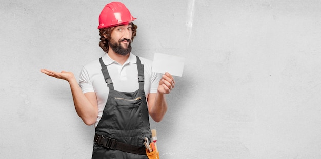 Arbeiter des jungen Mannes mit einem Plakat