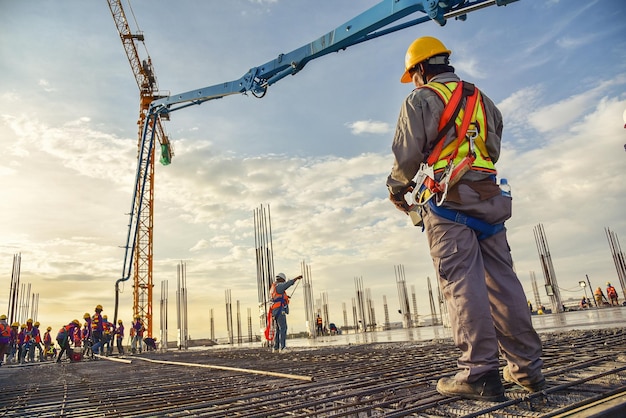 Arbeiter, die auf einer Baustelle gegen den Himmel arbeiten