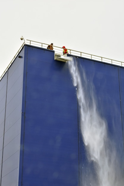 Arbeiter entfernen Schnee vom Dach