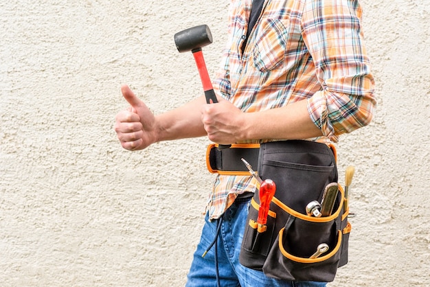 Arbeiter hält einen Gummihammer.