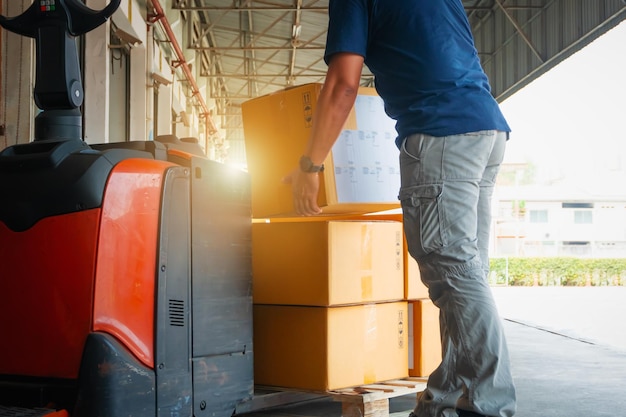 Arbeiter heben Paketkartons, die auf Paletten stapeln, Lieferkette, Versandkartons, Lagerversand