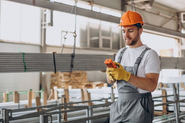 Arbeiter im Lagerhaus im orangefarbenen Helm