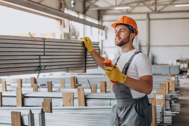 Arbeiter im lagerhaus im orangefarbenen helm