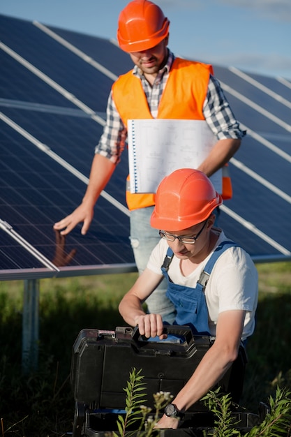 Foto arbeiter im solarkraftwerk.