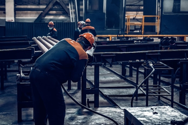 Arbeiter im Stahlwerk oder Rohrwerk in Taganrog im Süden Russlands