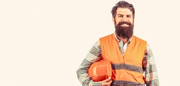 Arbeiter in Bauuniform Mann Bauherrenindustrie Bärtiger Mann Bauarbeiter Helm oder Hartmütze Porträt eines lächelnden Bauherrn