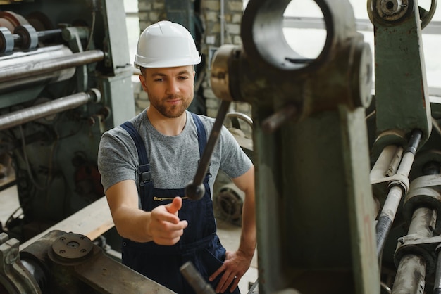 Arbeiter in der Fabrik an der Maschine