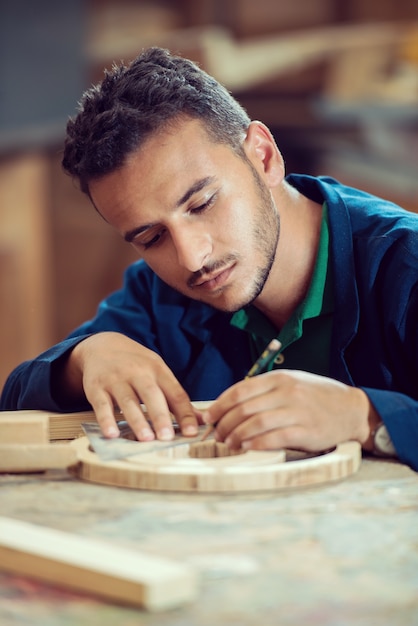 Arbeiter in der industriellen Holzfabrik