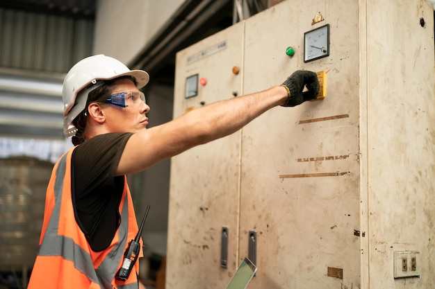 Arbeiter in der Metallindustrie in der Fabrik in Arbeitskleidung