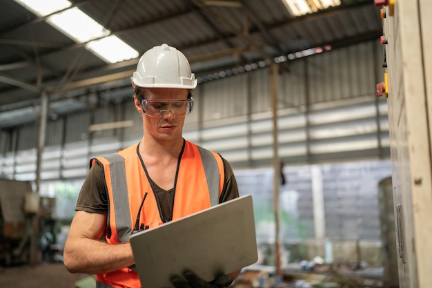 Arbeiter in der Metallindustrie in der Fabrik in Arbeitskleidung