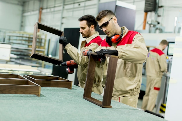 Arbeiter in der Möbelfabrik