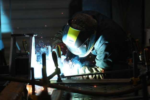 Arbeiter in einer Fabrik Schweißeisen