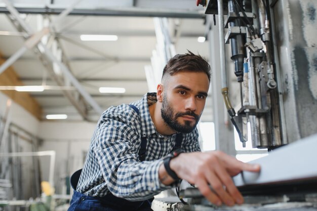 Foto arbeiter in einer fensterfabrik, die eine bestimmte pvc-profilplatte auswählt