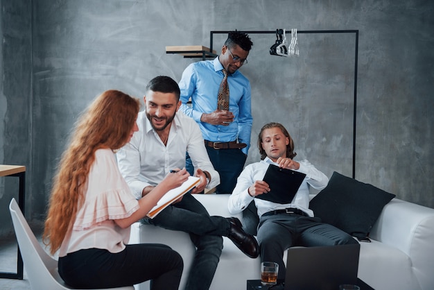 Arbeiter in formeller Kleidung im Büro