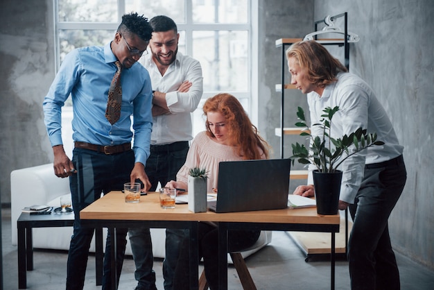 Arbeiter in formeller Kleidung im Büro