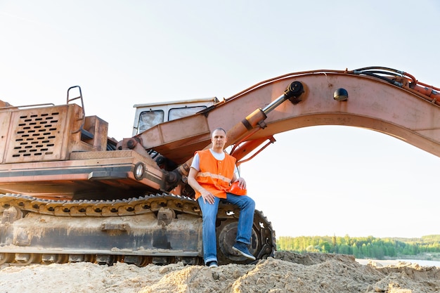 Arbeiter in Uniform zur Schienentechnik